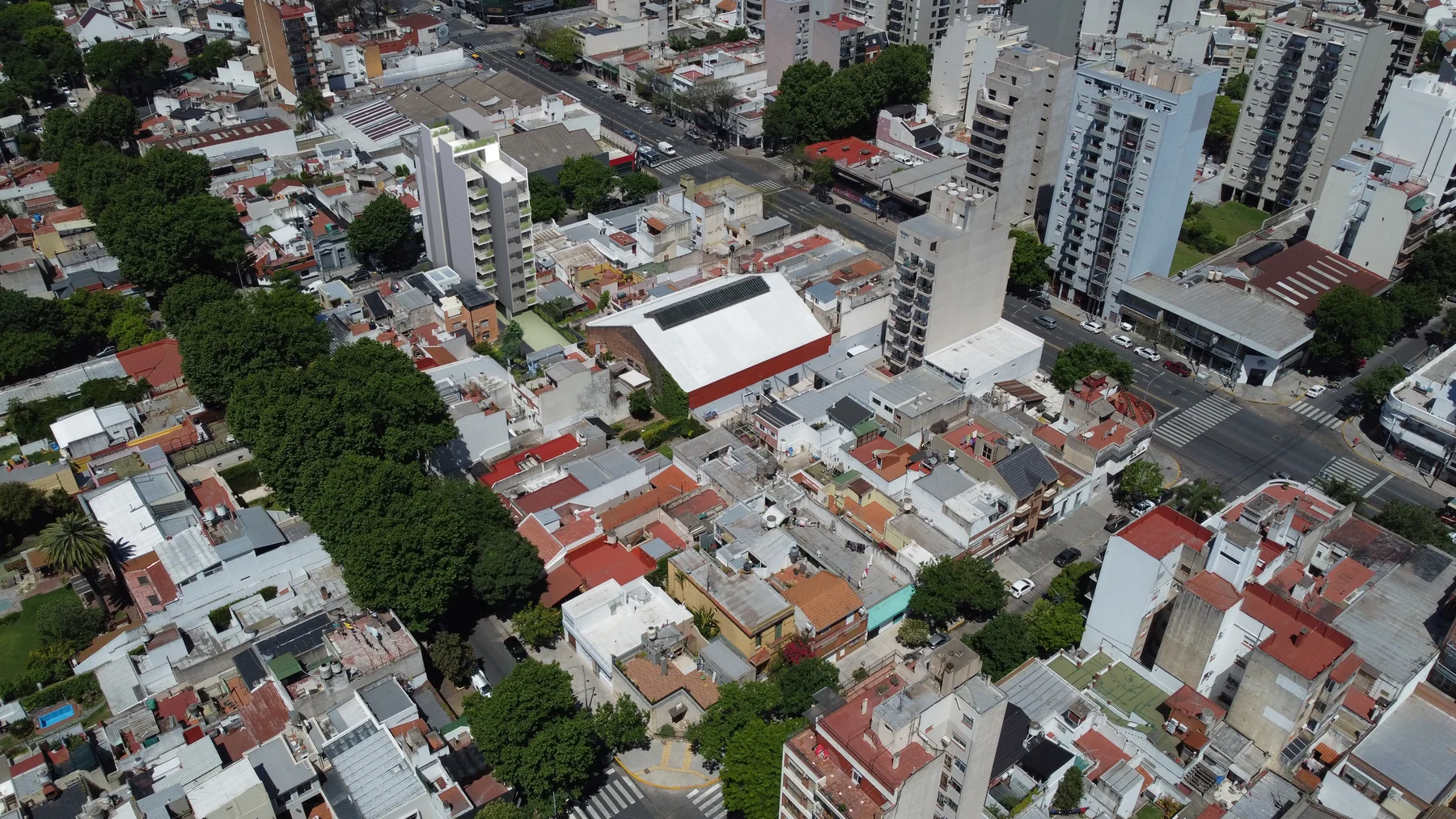 Render aéreo de RL70 insertado en el entorno real de Villa Luro, sin torres linderas